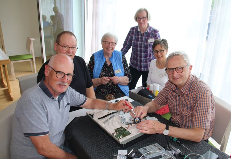 Stehen beim „Repair-Cafe“ für die Reparatur von Kleingeräten bereit (im Uhrzeigersinn, von links): Rudolf Zehe, Norbert Welzel, Ruth Diedrichsmeier, Mechtild Stamm, Heike Wehner und Hubert Hermelingmeier. Foto: Axel Langer