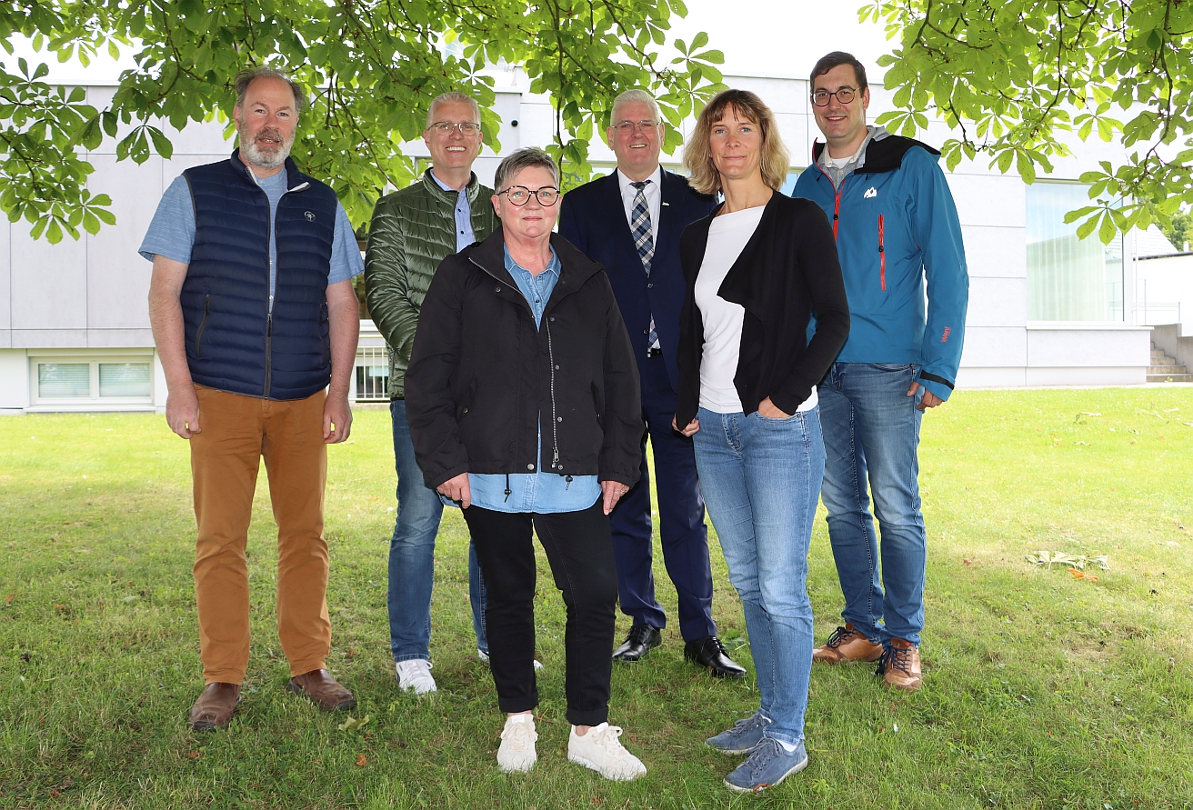 Freuen sich gemeinsam über die neuen Betreuungsmöglichkeiten (hinten v. l.) Axel Langer (Presbyteriumsmitglied der evangelische Kirche), Christian Deutsch (Schulleiter Johannes-Schule), Bürgermeister Werner Peitz, Manuel Tegethoff (Leiter Fachbereich Bildung/Sport/Kultur) sowie (vorne v. l.) Barbara Pöhler (Teamleiterin der OGS) und Britta Kleineheismann (Caritas Paderborn).