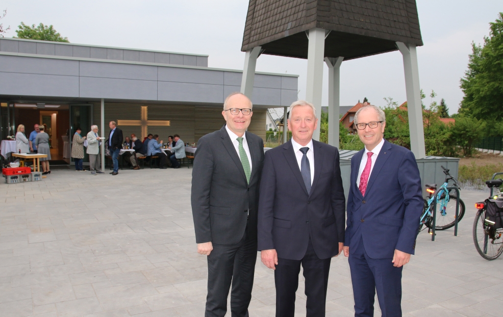 An den feierlichen Wiedereinzug schloss sich ein Fest an. In diesem Rahmen führte Kirchbaumeister Rainer Hippauf (Mitte) den Landtagsabgeordneten Bernhard Hoppe-Biermeyer (li.) und Landrat Manfred Müller durch die neu gestalteten Räume. Mit dem Umbau hat sich auch das äußere Erscheinungsbild der Segenskirche verändert. In die Gebäudefront ist ein Kreuz eingelassen und die Außenanlage wurde ebenfalls neu gestaltet.