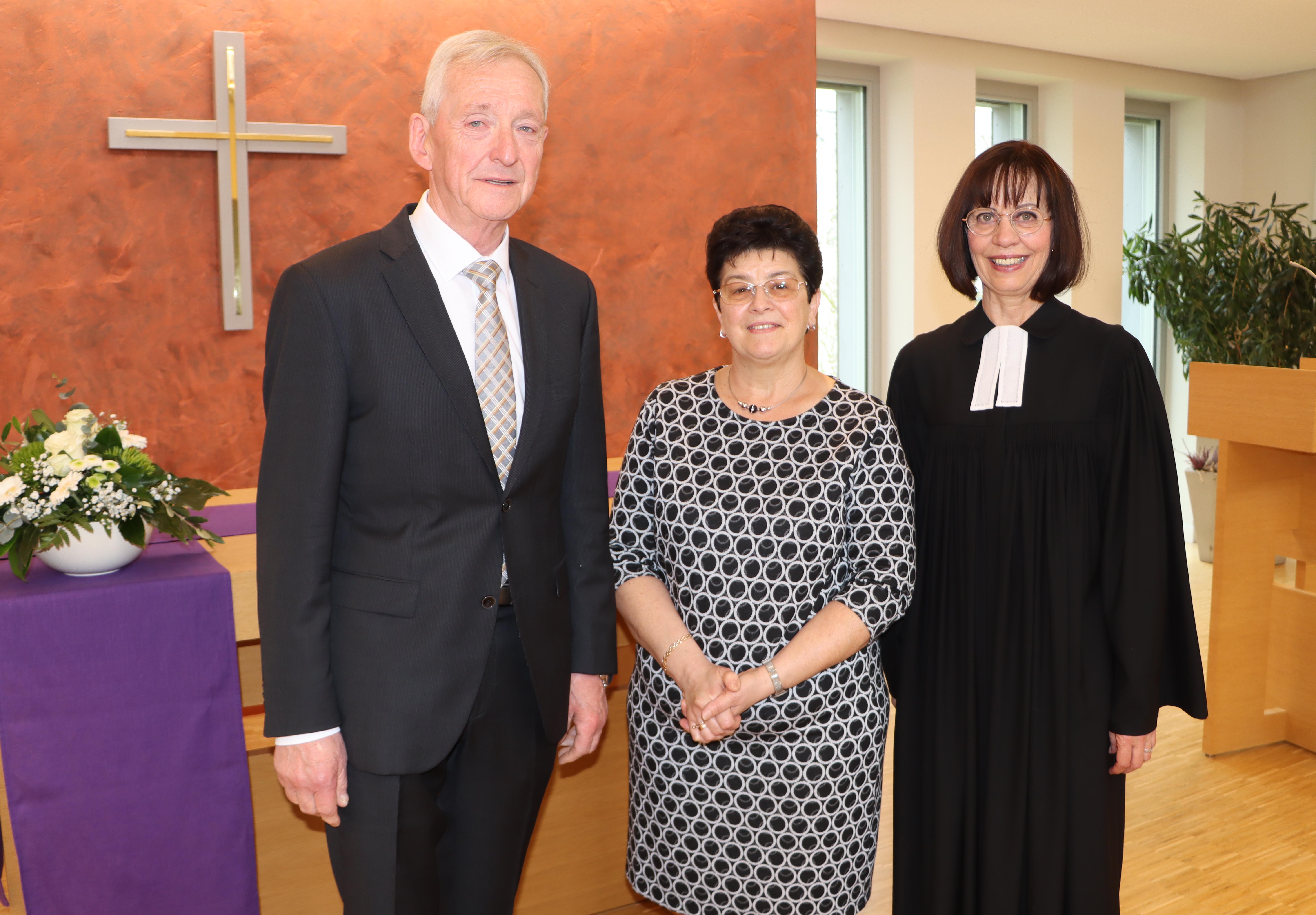 Seit 25 Jahren gehören Rainer Hippauf (von links) und Elvira Geiss zum Leitungsgremium der evangelischen Kirchengemeinde Delbrück. Pfarrerin Gabriele Hische dankte den beiden Presbytern. Foto: Axel Langer