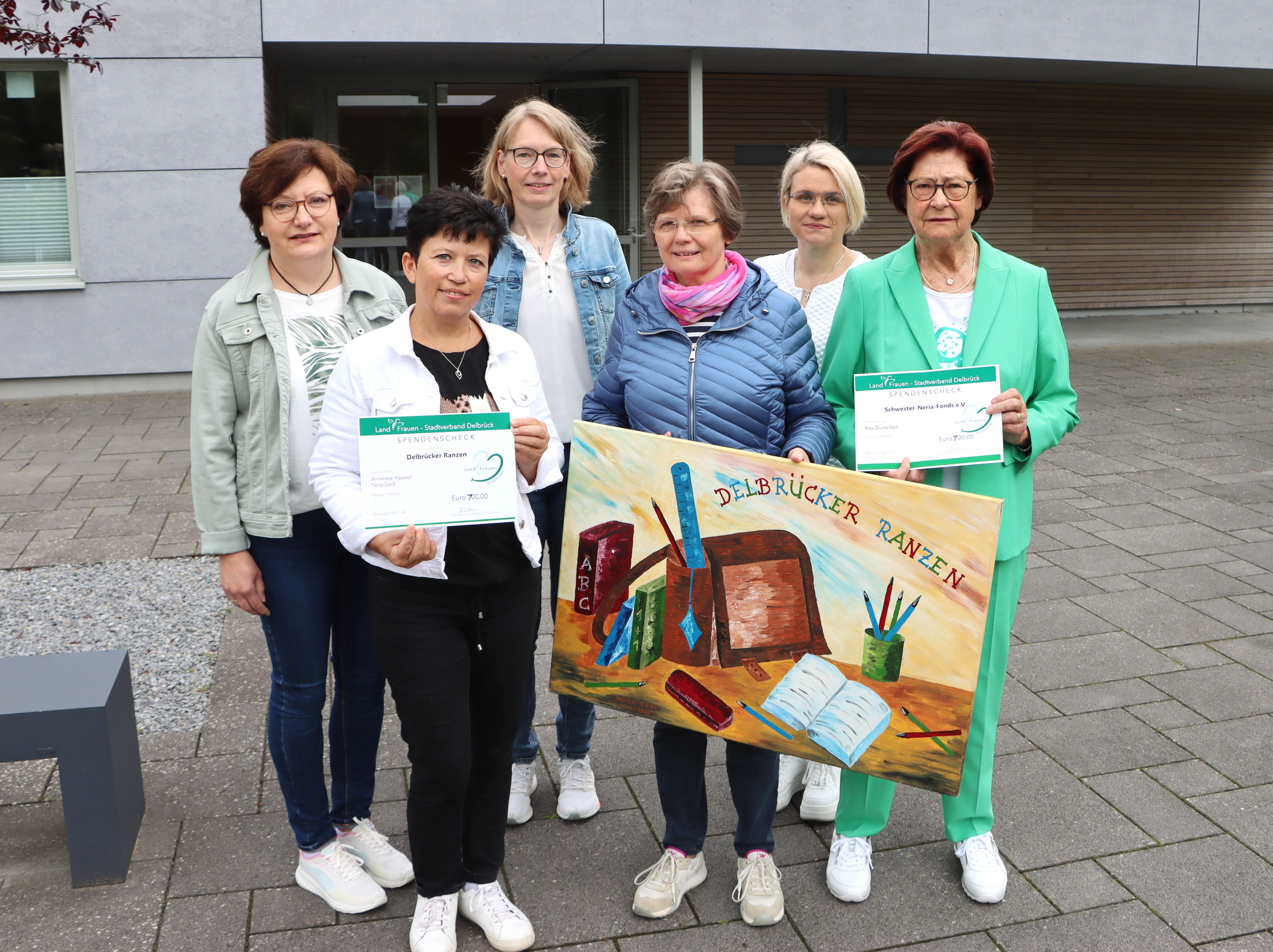 Bei der symbolischen Spendenübergabe vor der evangelischen Kirche waren (vorne v.li.) Tanja Geiß (stellvertretende Vorsitzende des Delbrücker Ranzen), Anneliese Hippauf (Vorsitzende des Ranzen) und die Vorsitzende des Schwester-Neria-Fonds, Rita Dunschen. Die Spende überreichten (hinten v.li.) Maria Büser, Vorstandsmitglied des Landfrauenstadtverbandes Delbrück, Ruth Lohmann, Schriftführerin des Stadtverbandes und Nadine Wübbe, Sprecherin des Landfrauen-Stadtverbandes. Foto: Axel Langer