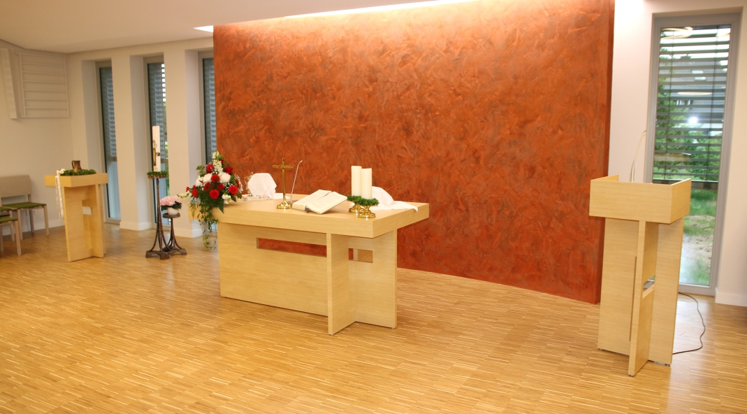 Deutlich geräumiger, freundlicher und moderner präsentiert sich nach dem Umbau der Kirchraum des evangelischen Gemeindezentrums in Delbrück. Die Farbgebung wirkt viel wärmer und durch die neuen, bodentiefen Fenster fällt viel Licht ein.